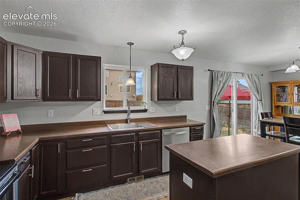 Image 17 of 33: Kitchen