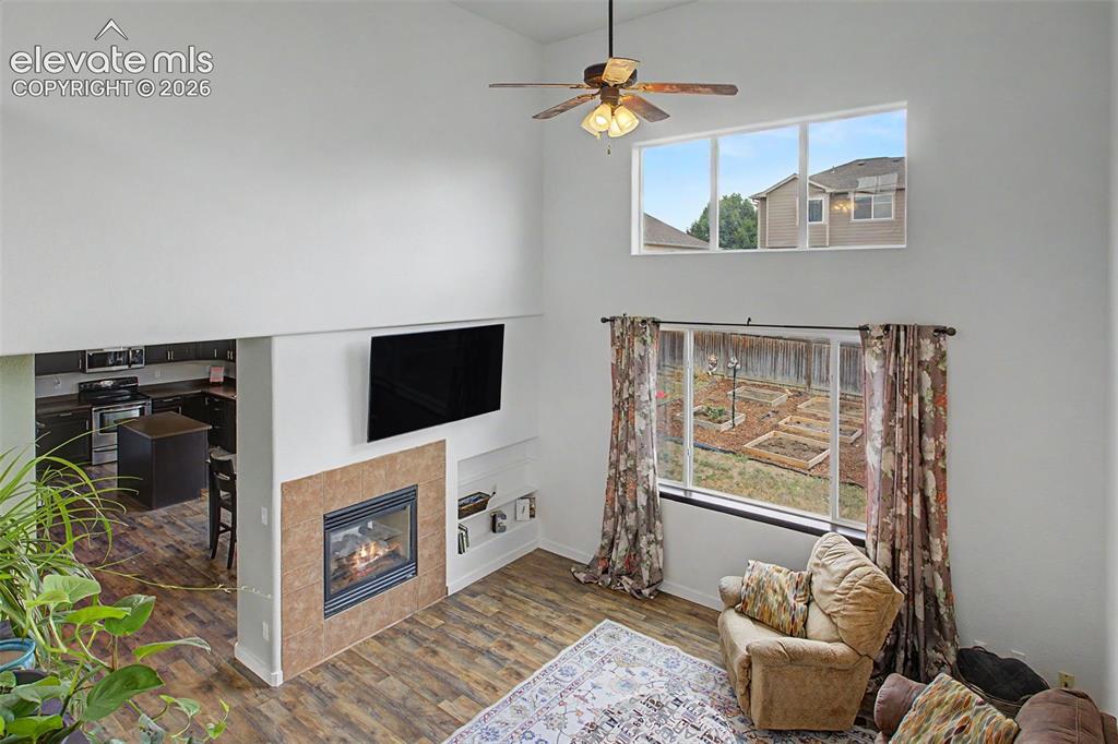 Image 19 of 33: Living Room