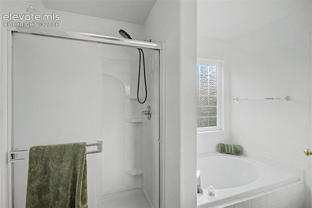 Image 23 of 33: Bathroom
