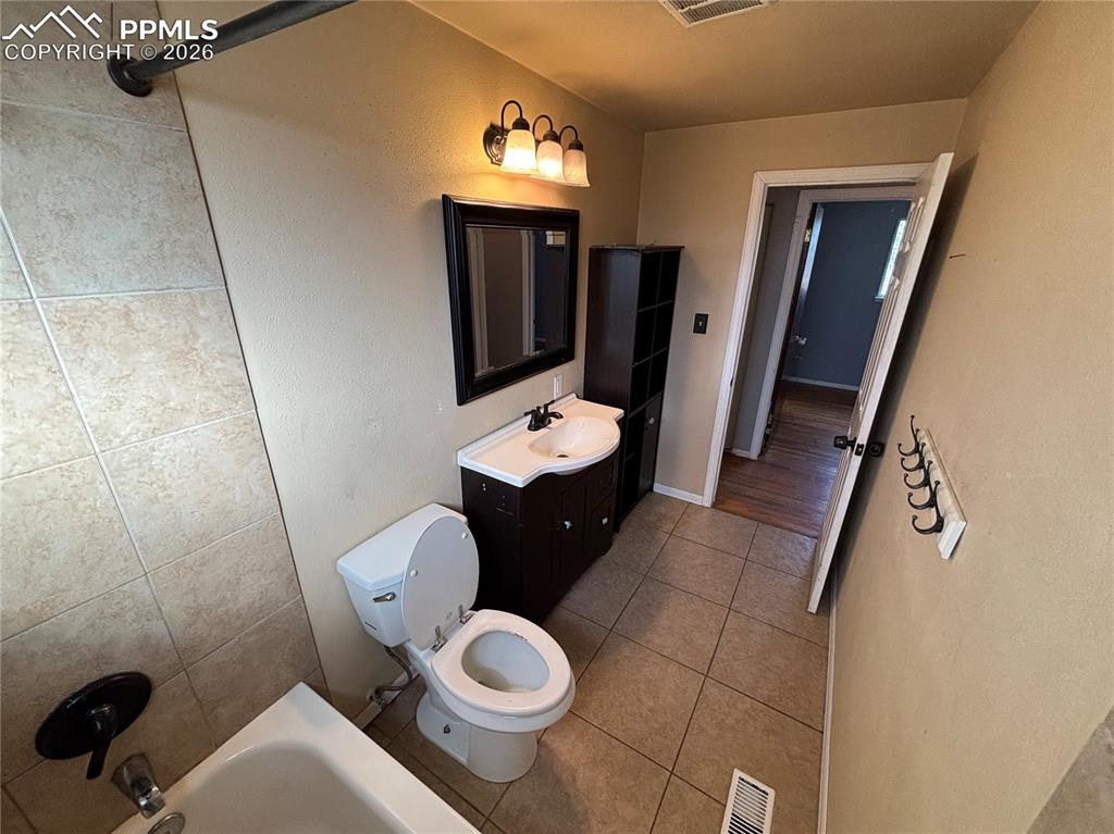 Image 10 of 27: Bathroom #1