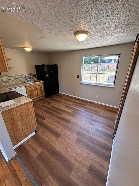 Image 16 of 21: Kitchen