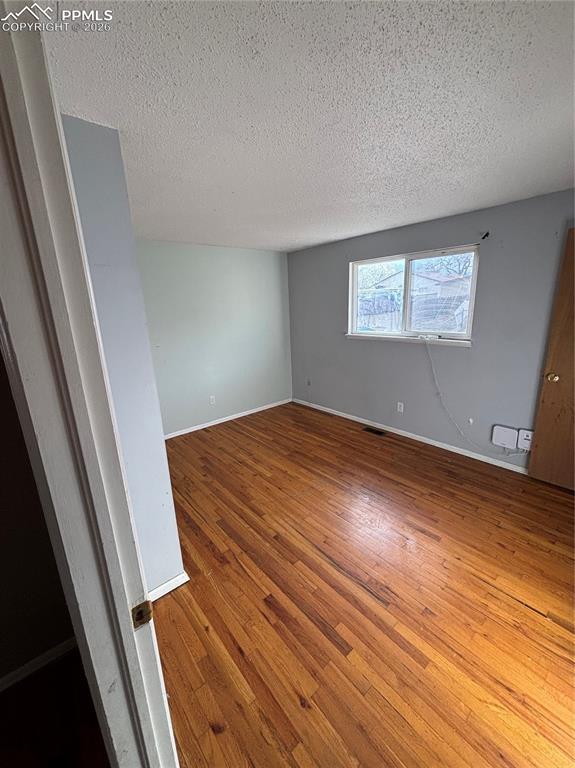 Image 17 of 27: #1 Bedroom