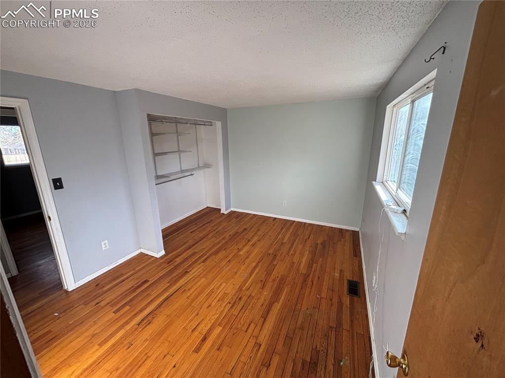 Image 18 of 27: #1 Bedroom