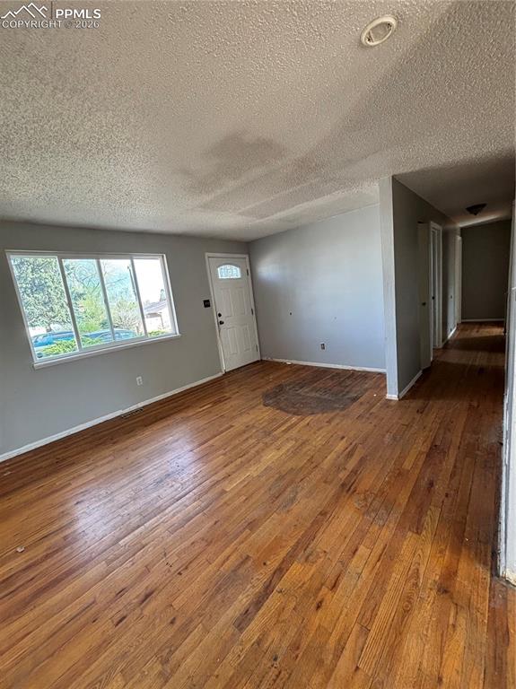 Image 19 of 27: Entry