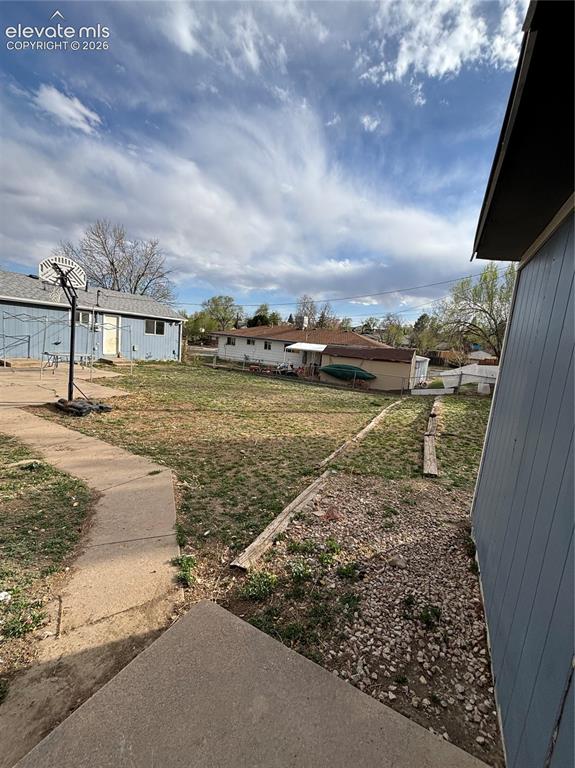 Image 19 of 21: Yard
