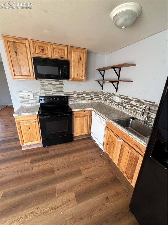 Image 20 of 27: Kitchen