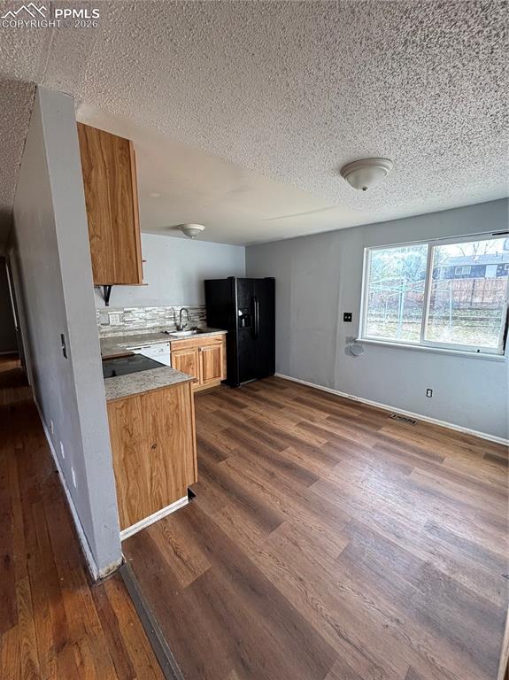 Image 24 of 27: Kitchen