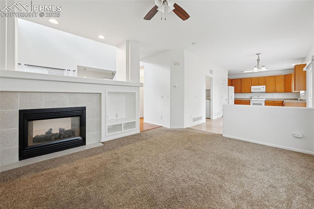 Image 19 of 45: Living Room