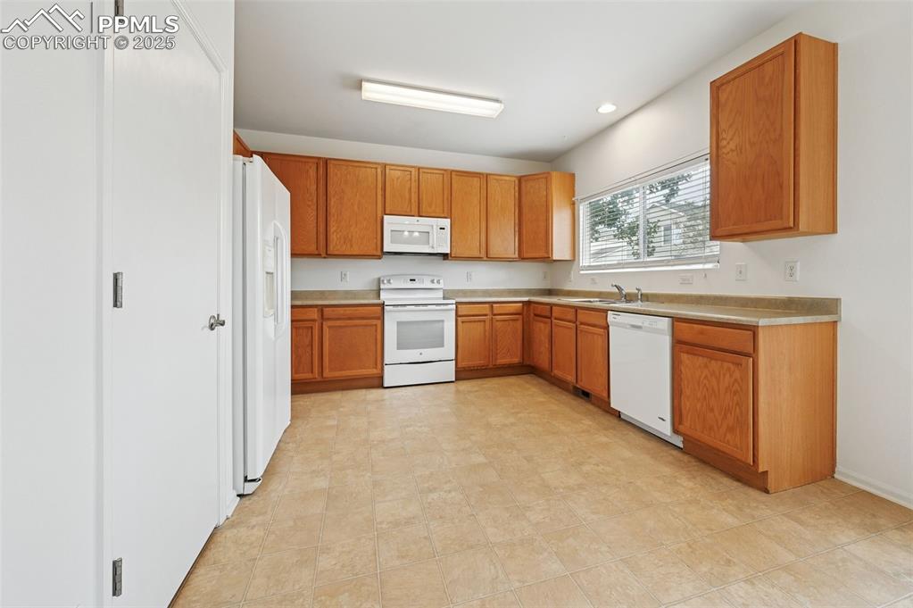 Image 20 of 45: Kitchen