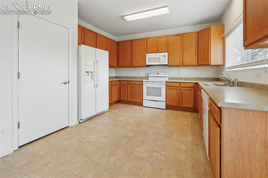 Image 22 of 45: Kitchen