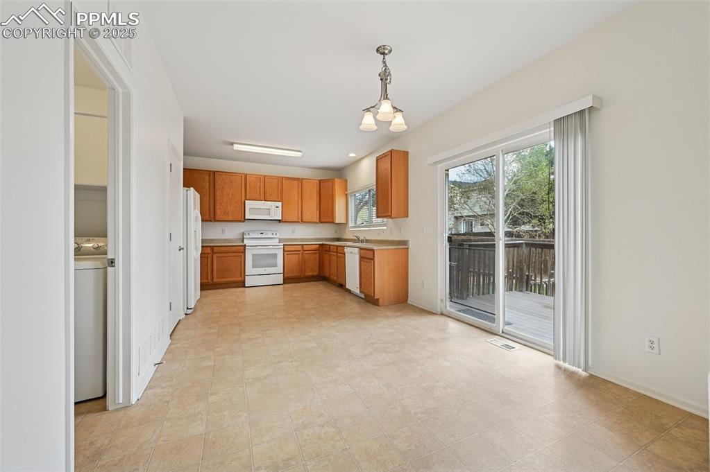 Image 23 of 45: Kitchen