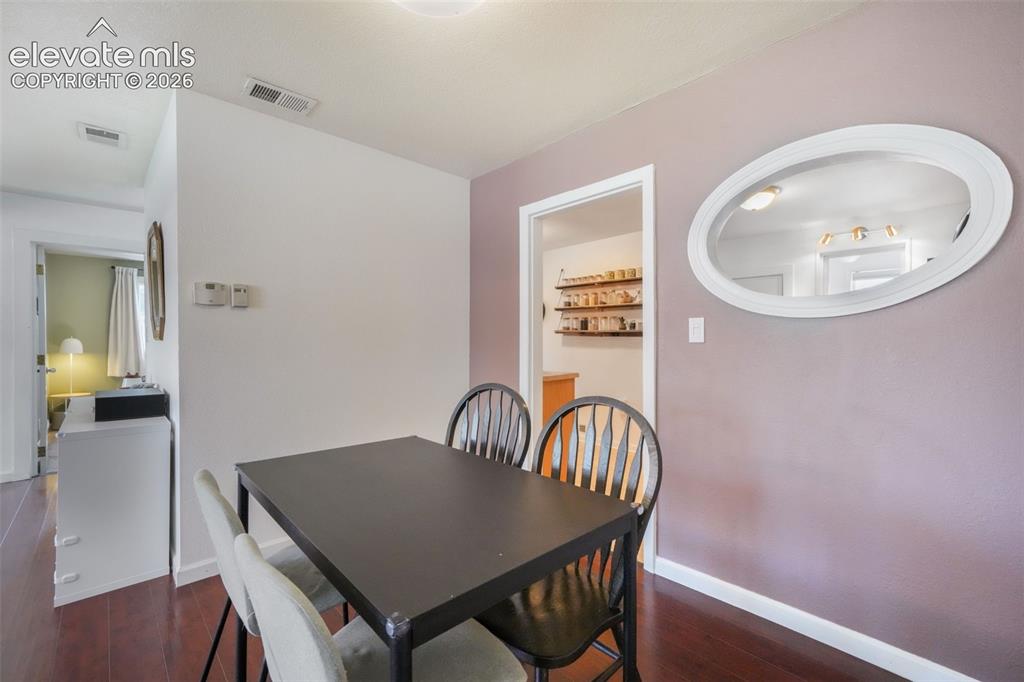 Image 10 of 50: Dining Area