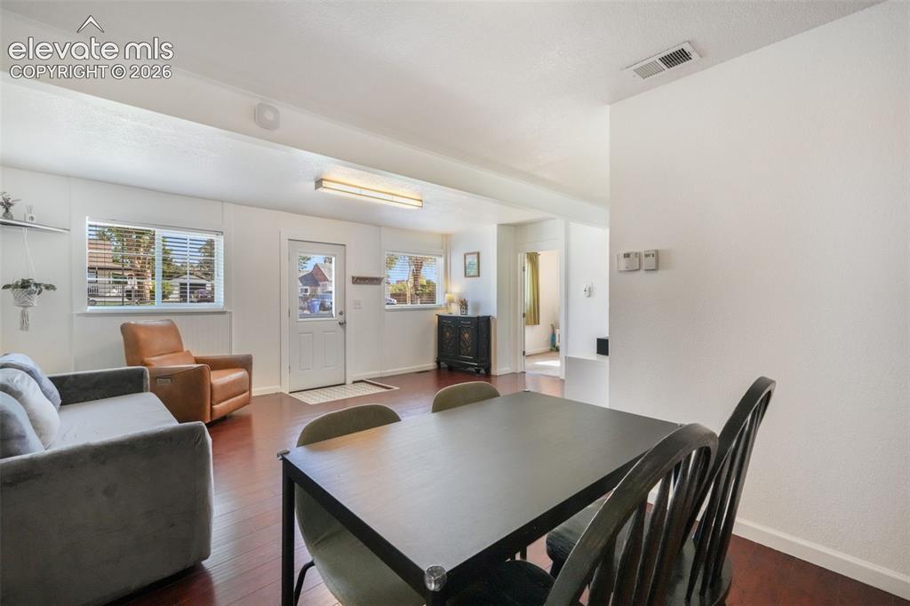 Image 11 of 50: Dining Area
