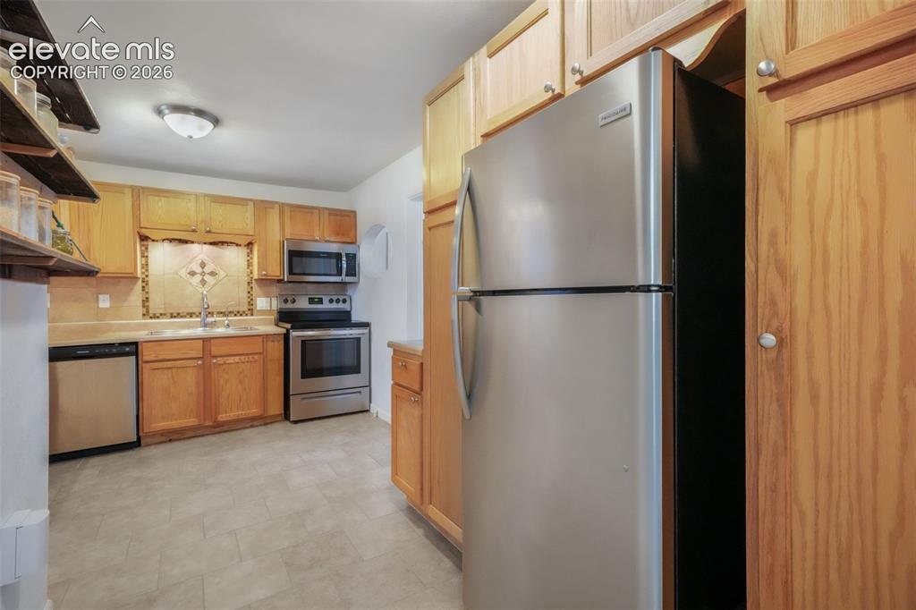 Image 13 of 50: Kitchen