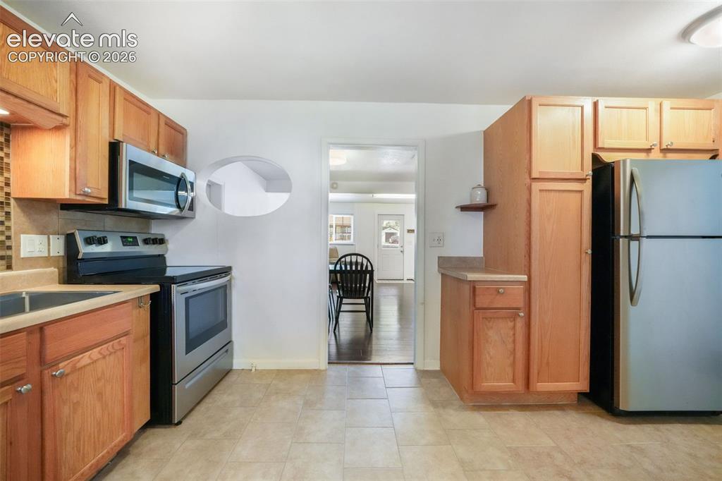 Image 14 of 50: Kitchen
