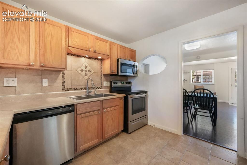 Image 15 of 50: Kitchen