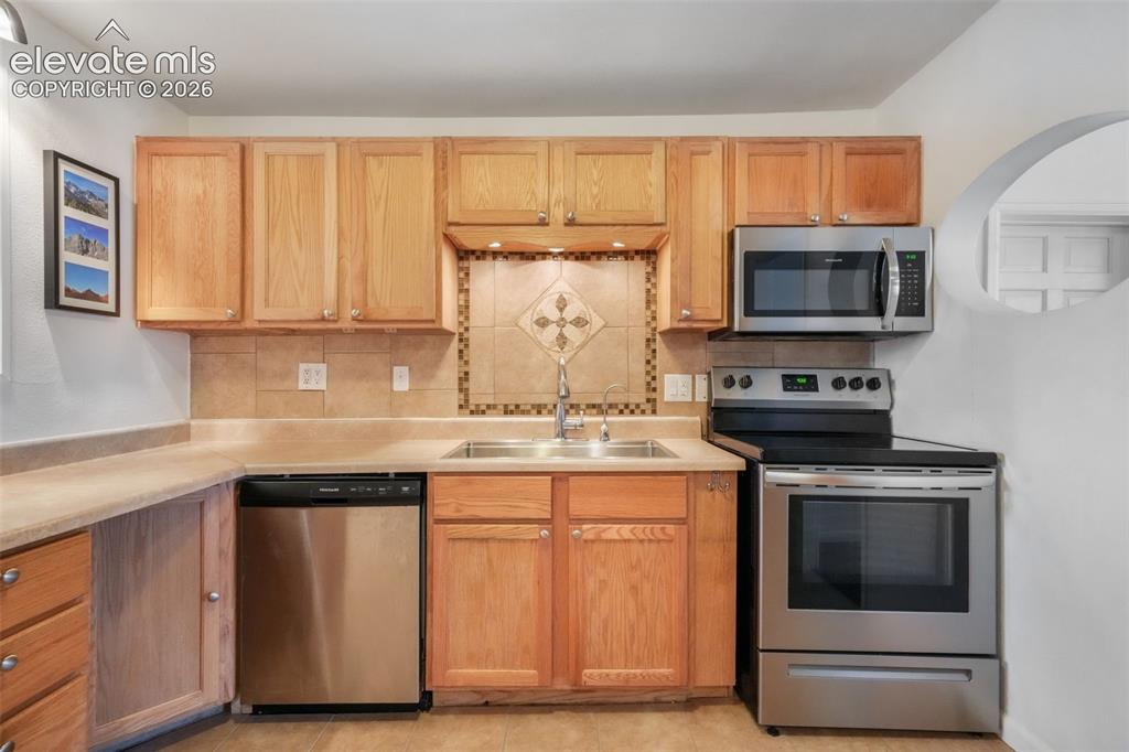 Image 16 of 50: Kitchen