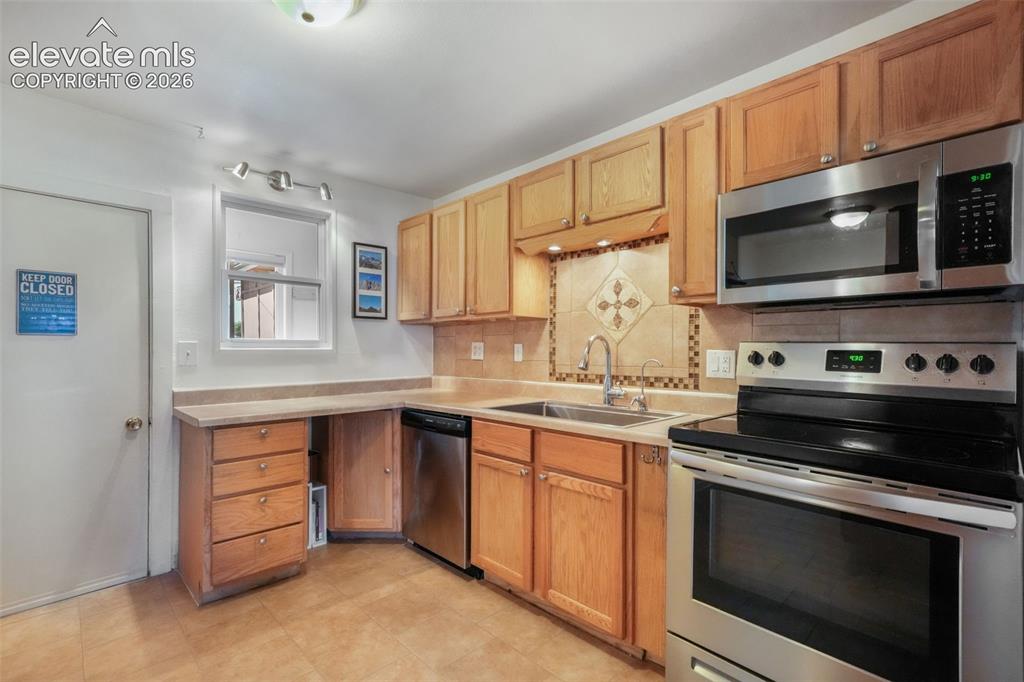 Image 17 of 50: Kitchen