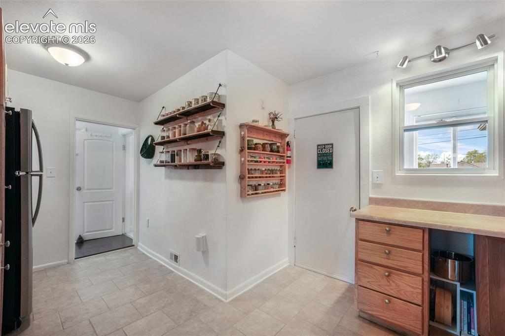 Image 18 of 50: Kitchen