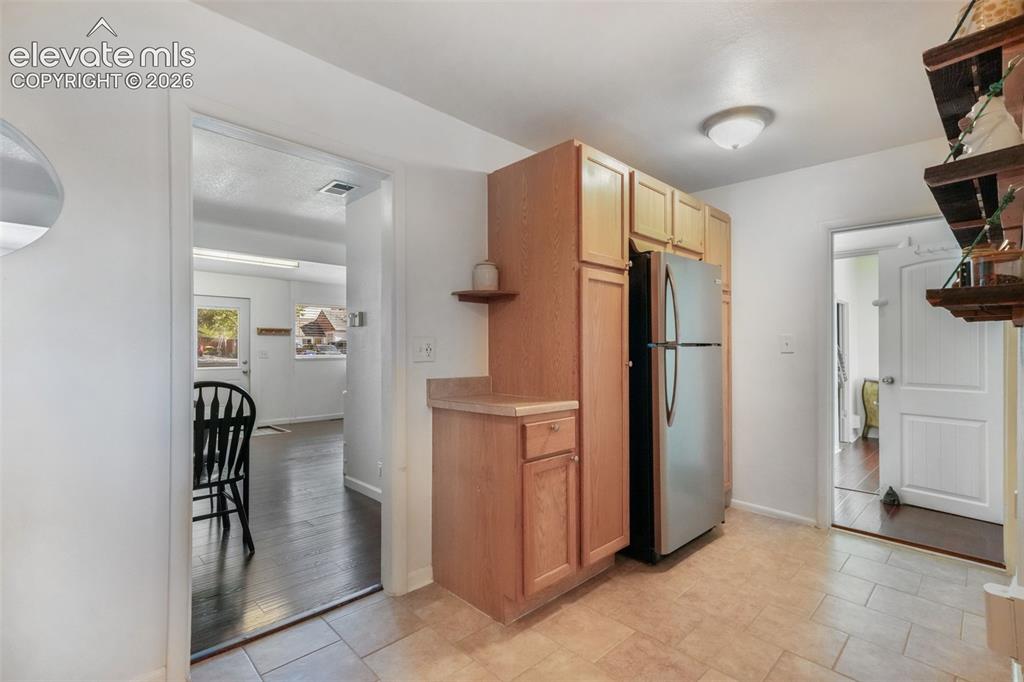 Image 19 of 50: Kitchen