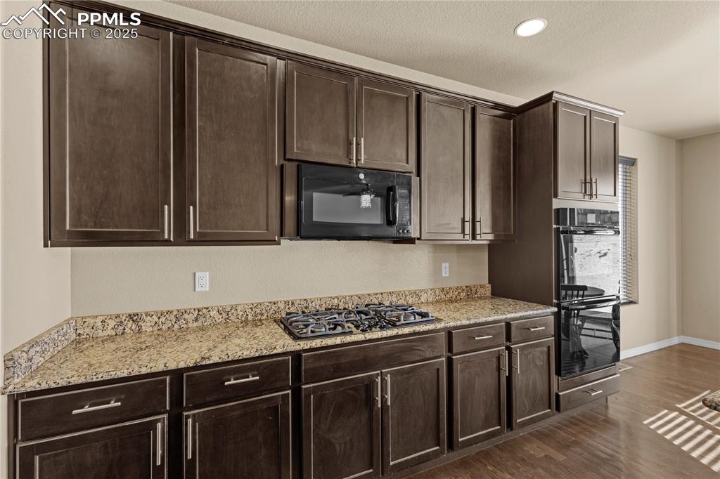 Image 15 of 40: Kitchen