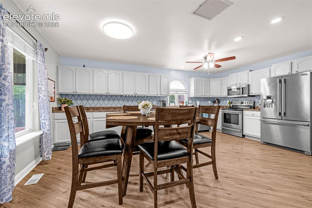 Image 8 of 39: Dining Area