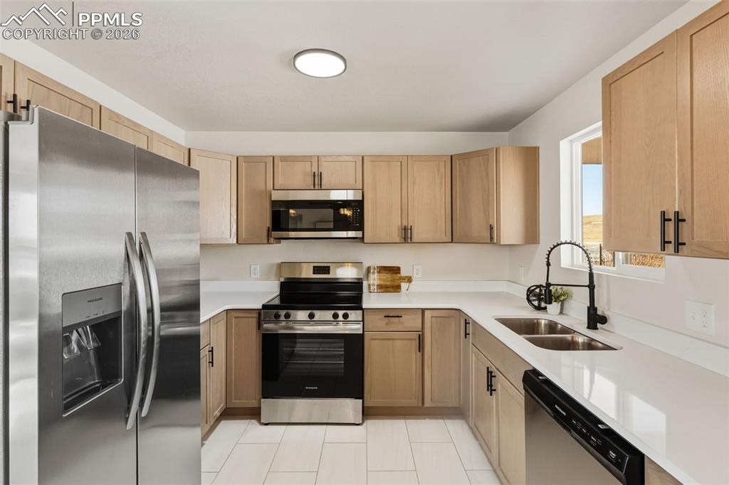 Image 17 of 46: Kitchen