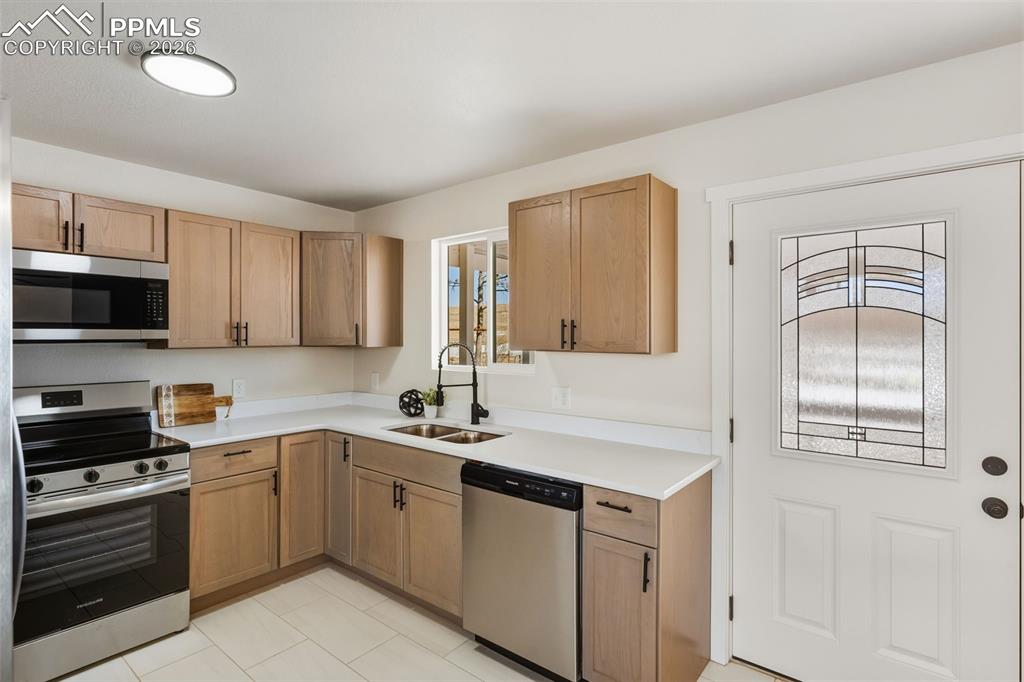 Image 18 of 46: Kitchen