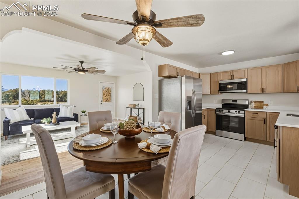 Image 21 of 46: Dining Area