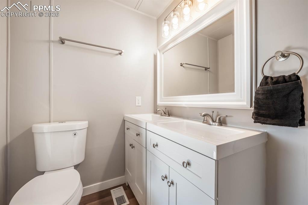 Image 11 of 23: En suite 5 piece bathroom