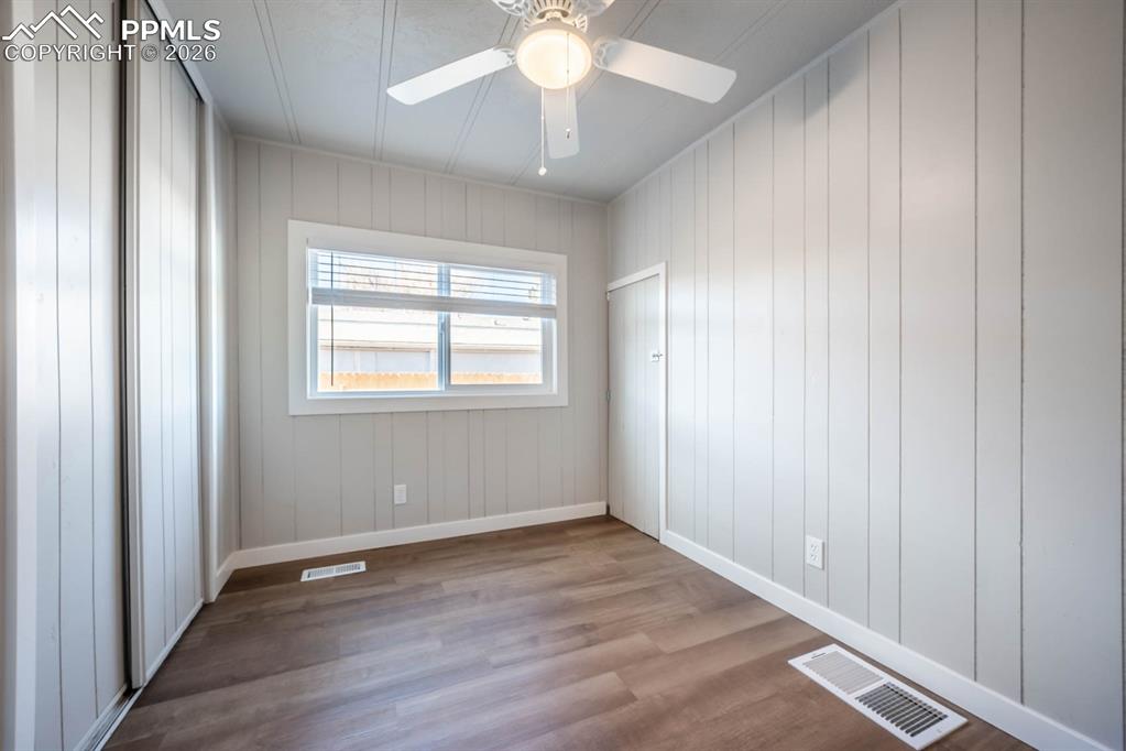 Image 13 of 23: Bedroom