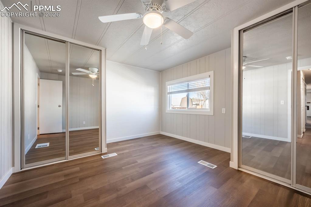 Image 16 of 23: Bedroom