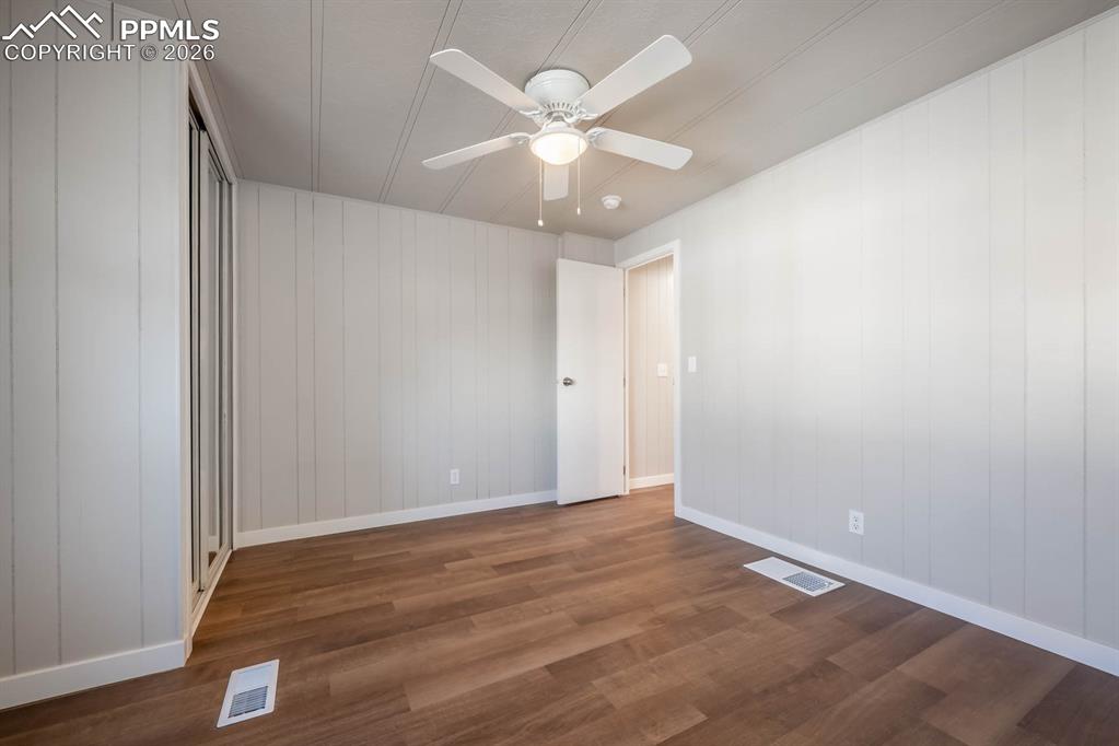 Image 17 of 23: Bedroom