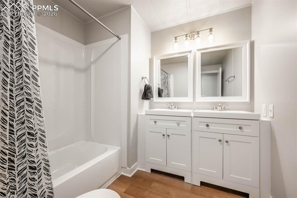 Image 18 of 23: Bathroom