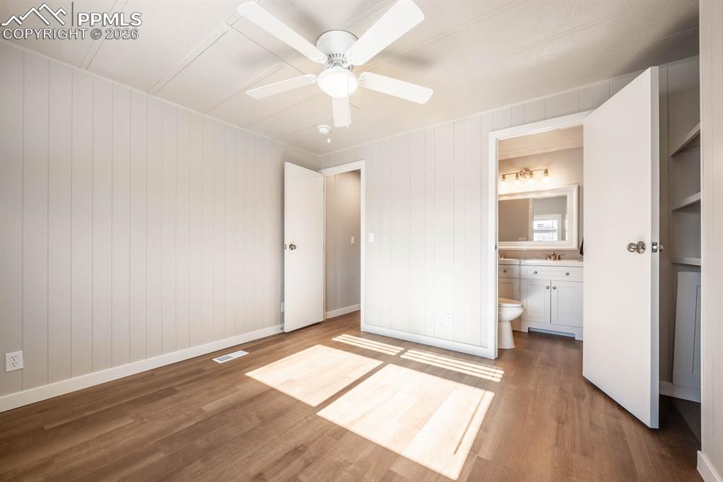 Image 8 of 23: Bedroom