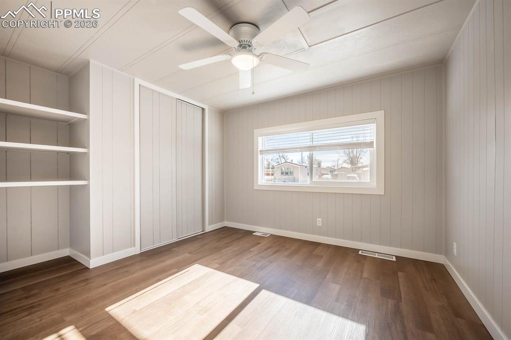 Image 9 of 23: Bedroom