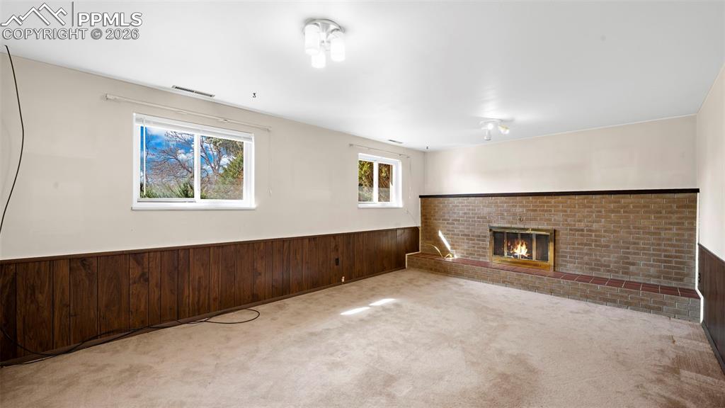 Image 19 of 26: Living Room