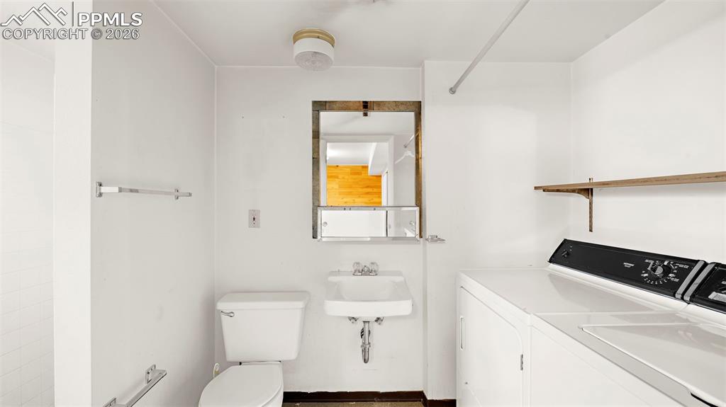 Image 21 of 26: Bathroom