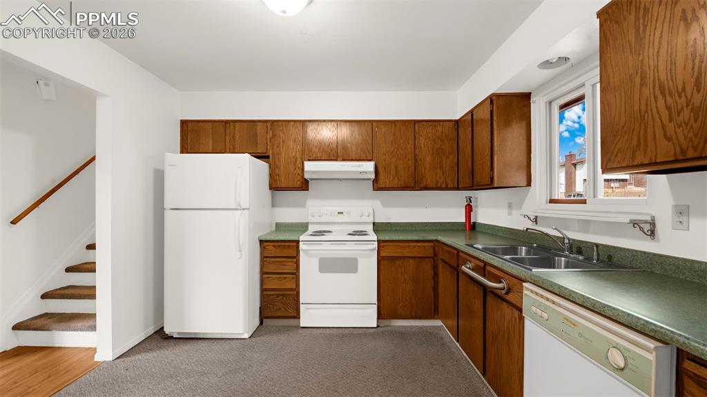 Image 3 of 26: Kitchen