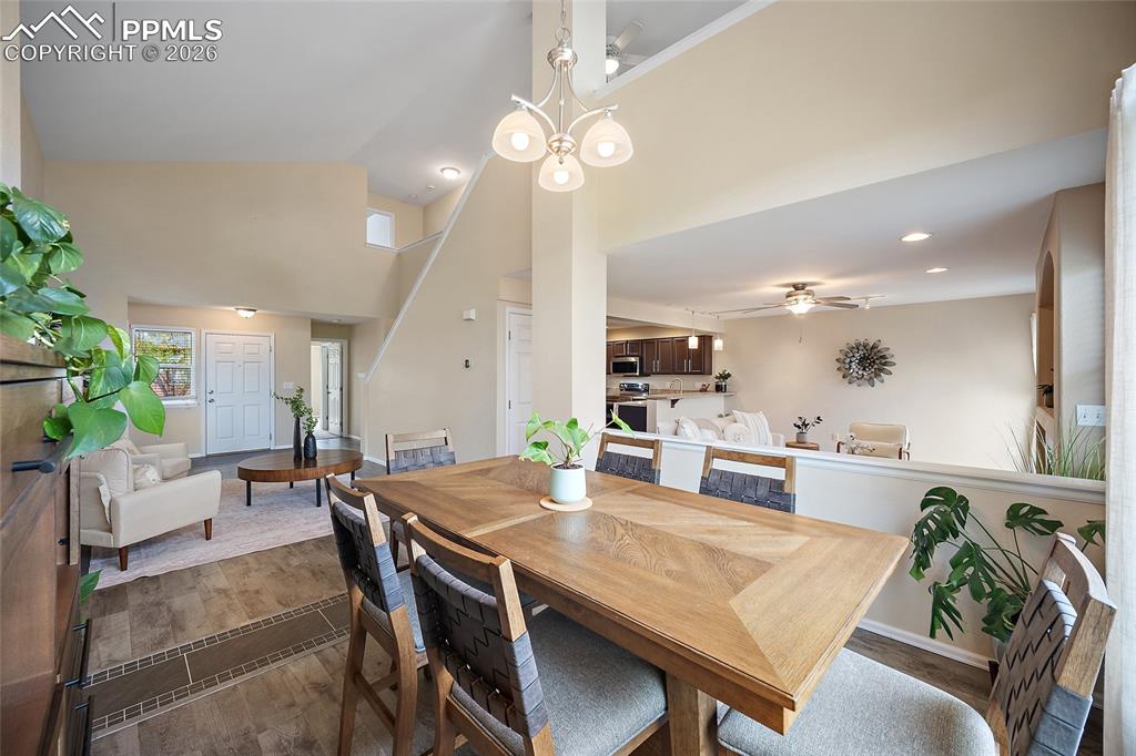 Image 10 of 50: Dining Area
