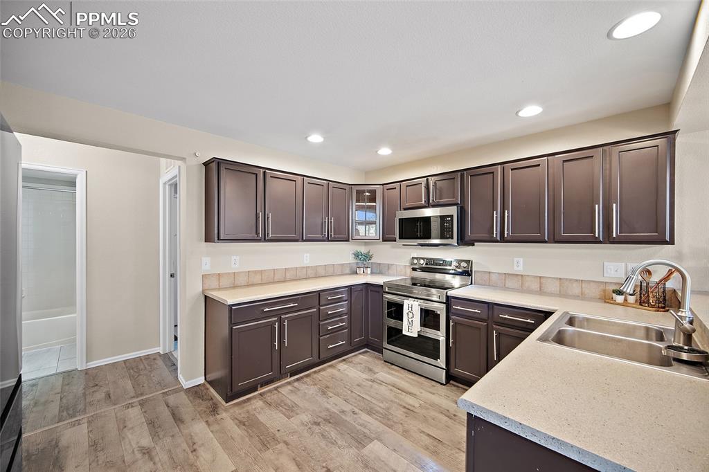 Image 12 of 50: Kitchen