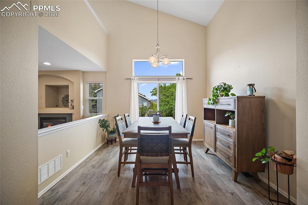 Image 9 of 50: Dining Area