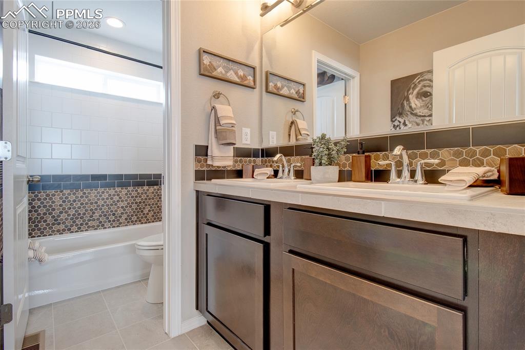 Image 20 of 34: Bathroom