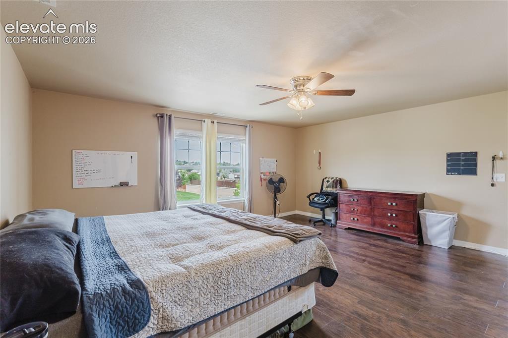 Image 18 of 42: Bedroom