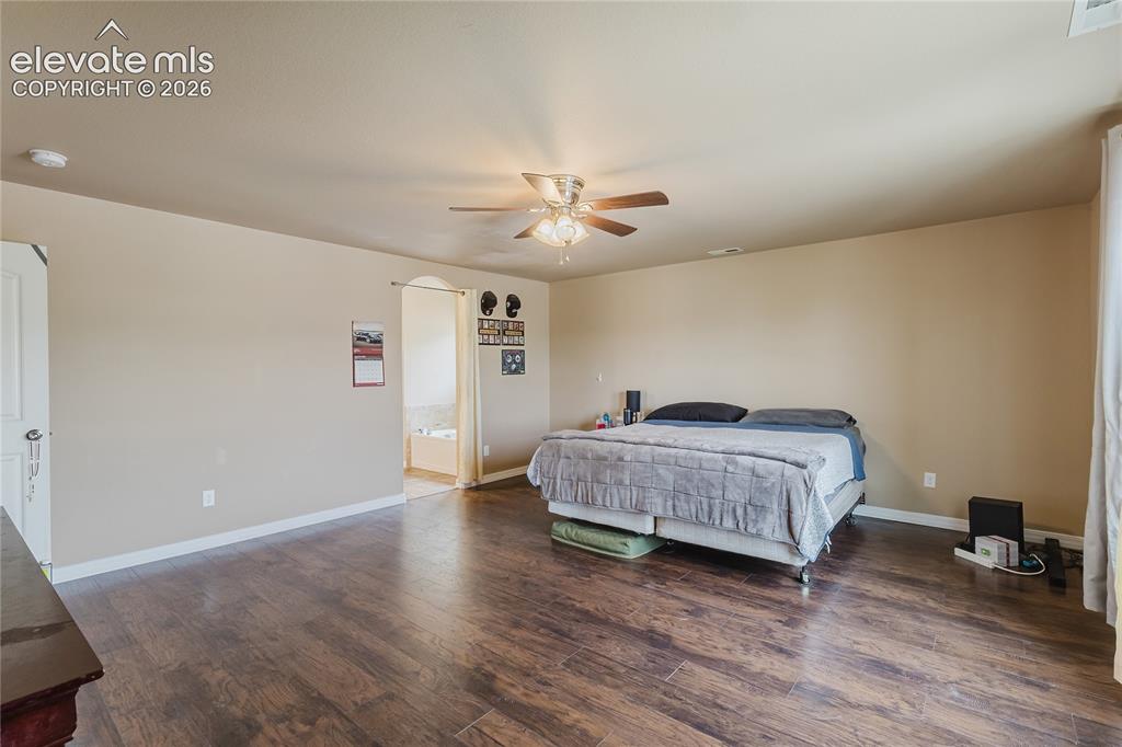Image 19 of 42: Bedroom