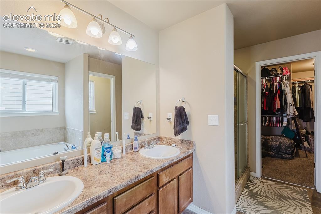 Image 20 of 42: Bathroom