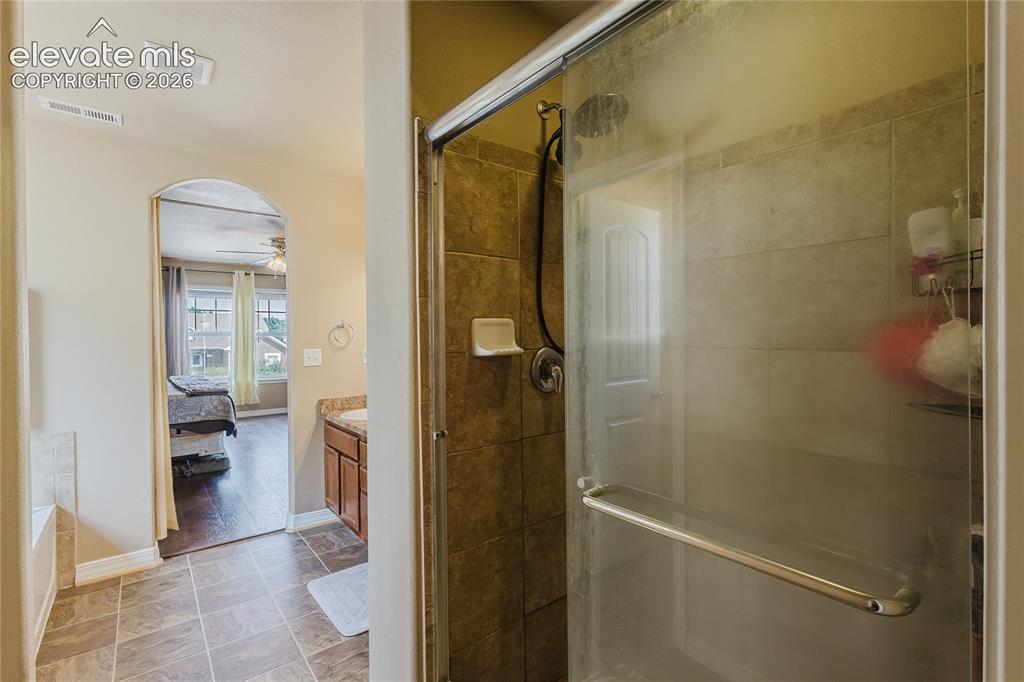 Image 22 of 42: Bathroom