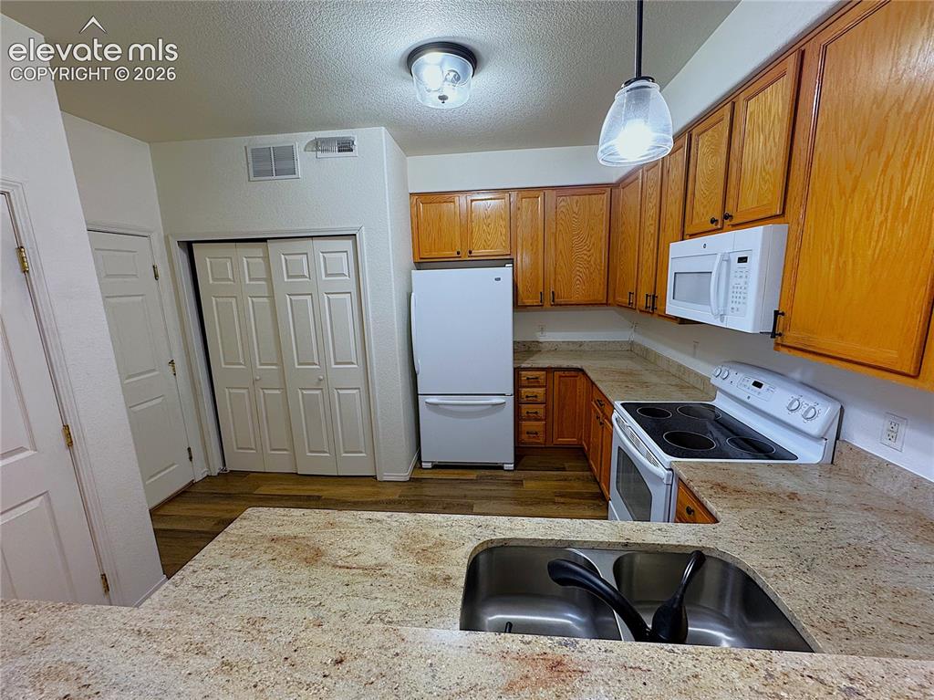 Image 10 of 49: Kitchen
