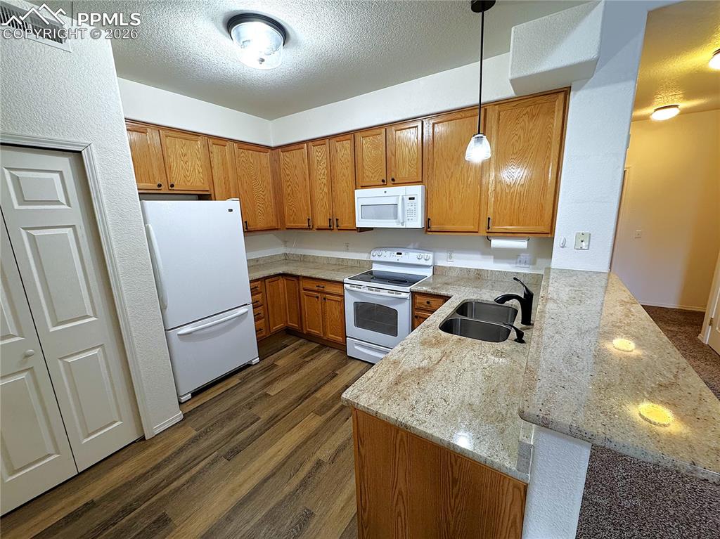 Image 7 of 49: Eating Bar & Granite Countertops