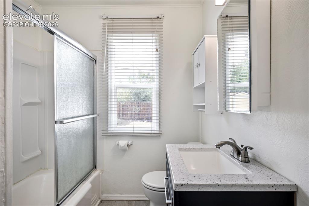Image 19 of 40: Bathroom